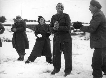 משה דיין בחברת קצינים וחיילות, משתעשעים בזריקת כדורי שלג, ירושלים, חורף 1950 (PHG\1025024)